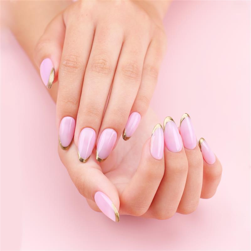 Schöne Nude Nails: Tutorials für glänzende, kreative Looks