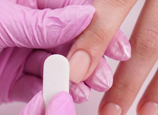 Lima e rimuovi la superficie di Top Coat e colore, delicatamente.