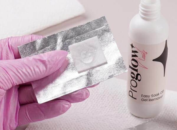 Applica il remover Easy Soak Off sui Nail Wraps.