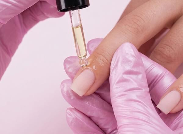 Applica un olio cuticole o procedi alla nuova ricostruzione.