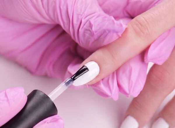Gewünschte Farbe und Top Coat auftragen.